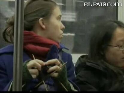 Estos días de frío no parecen los más indicados para salir a la calle escasos de ropa, pero esa fue la propuesta del grupo internacional Improv Everywhere. Por eso, cuarenta y cuatro ciudades del mundo lucieron, con mejor o peor gusto, pero con toda la naturalidad su ropa interior. Los valientes que se atrevieron a quitarse los pantalones se mezclaron entre el resto de los pasajeros del vagón en ropa interior y continuaron su trayecto ante la atónita mirada los presentes.