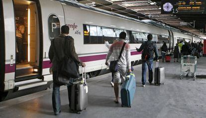 Tren de alta velocidad de Renfe en la estación madrileña de Atocha.