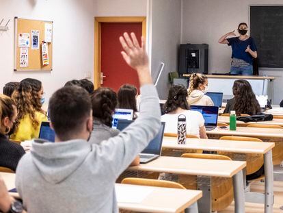 Un estudiant aixeca la mà per fer una pregunta a una professora a la facultat de Ciències de la Informació de la Universitat Complutense de Madrid.
