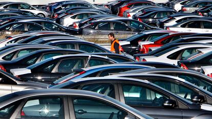 El aparcamiento de Ford en Almussafes, con cientos de vehículos recién fabricados.