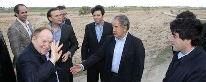 El magnate Sheldon Adelson con las autoridades madrileñas en Alcorcón.