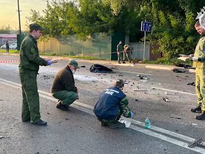 Investigadores en el lugar de la explosión de la bomba que mató a Daria Dugina, este domingo en la periferia de Moscú.