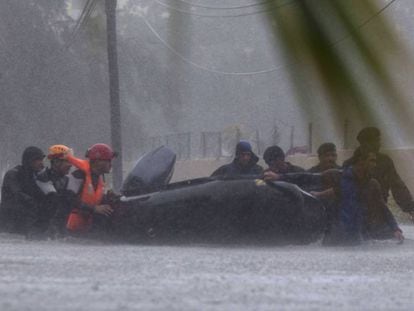 Un equipo de rescate trabaja en La Habana, este domingo.
