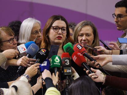La secretaria de Estado de Igualdad y contra la Violencia de Género, Ángela Rodríguez (c); y la delegada del Gobierno contra la Violencia de Género, Victoria Rosell (d), atienden a los medios de comunicación en el Ministerio de Igualdad, el 6 de febrero de 2023, en Madrid (España).