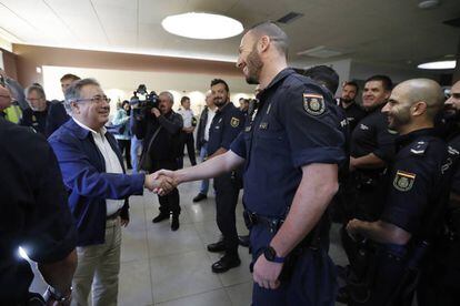 Zoido saluda agents desplaçats durant la visita que va fer a Catalunya el 7 d'octubre.