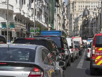 Atasco en la Gran Vía durante el primer día sin multas en Madrid Central.