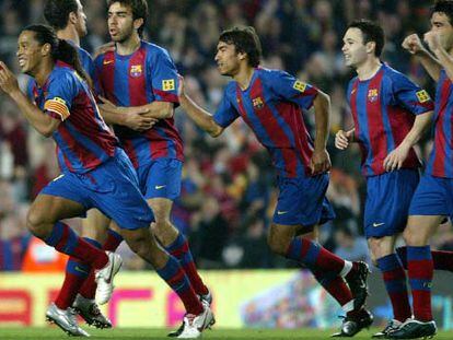 Ronaldinho festeja su gol al Getafe, en presencia de Belletti, Oleguer, Gio, Iniesta y Deco.