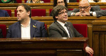Carles Puigdemont y Oriol Junqueras, en el Parlamento catalán, en una imagen de archivo.