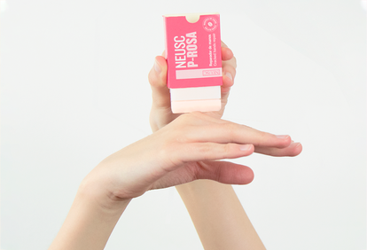 La pastilla Neusc P-Rosa está elaborada exclusivamente con ceras, aceites y mantecas que pueden aportar beneficios a la piel y actúan sobre ella.