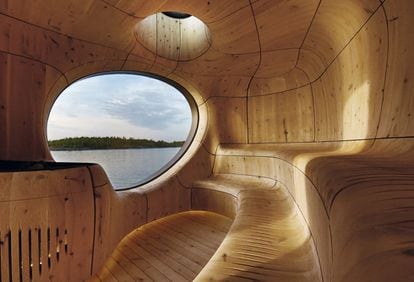 Sauna Grotto.
Doble página anterior, el estudio Partisans trabajó con una técnica japonesa – Shou Sugi Ban– que erosiona la madera dándole una apariencia escultórica. Como una cueva excavada, esta sauna de Toronto (Canadá) está formada por paneles de cedro encajados.