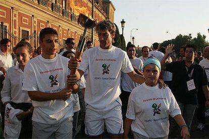 Antonio Reina junto al portador de la antorcha de Special Olympics, tras su parada en San Telmo.