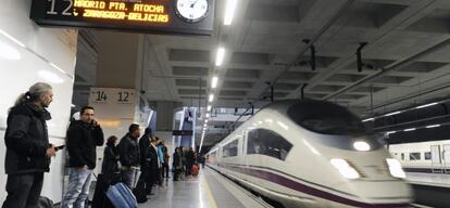 Vista de un tren AVE en la estaci&oacute;n de Girona. 