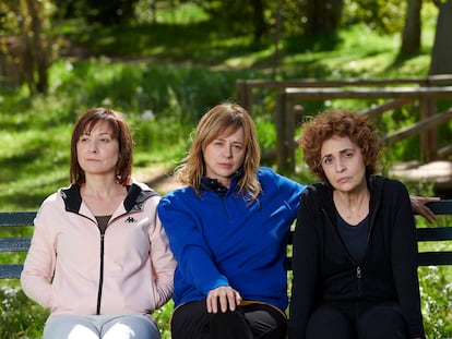 Desde la izquierda, Nathalie Poza, Emma Suárez y Adriana Ozores, en 'Invisibles'.