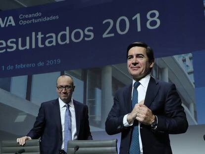 El presidente de BBVA, Carlos Torres (d), y el consejero delegado, Onur Genç, durante la rueda de prensa con motivo de la presentación de los resultados de 2018.