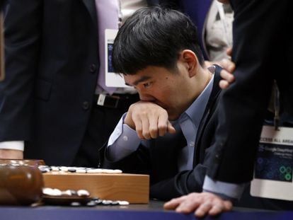 Sedol concentrado en el tablero tras perder la última partida del torneo frente al programa 'AlphaGo'.