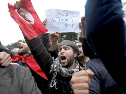 Un manifestante sostiene una pancarta que dice 'Tengo un sueño, Túnez libre' durante una protesta en enero de 2011.
