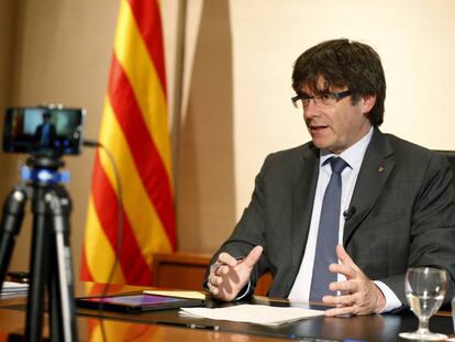 Carles Puigdemont respon a trav&eacute;s de Facebook Life.