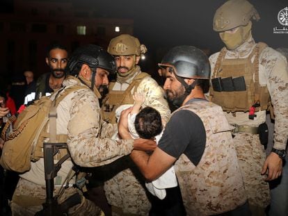 Miembros de la Marina saudí atienden a un niño durante la evacuación que Riad ha llevado a cabo desde Puerto Sudán, a 800 kilómetros de Jartum.