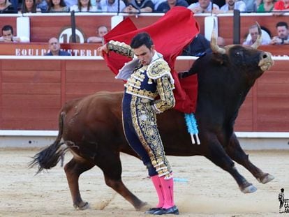 Sergio Serrano se adorna con una bernadina en el tercer toro de la tarde.