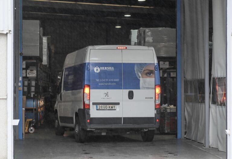 Una furgoneta en la nave del fabricante de equipo médico Hersill, en el polígono industrial Las Nieves, en Móstoles (Madrid)