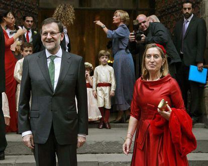 El presidente del Gobierno Mariano Rajoy (i) junto a la ministra de Fomento, Ana Pastor, antes de entrar a la iglesia de Santa Mar&amp;iacute;a del Mar donde se ha celebrado la boda .