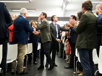 El presidente del PP, Alberto Núñez Feijóo, y el presidente andaluz, Juan Manuel Moreno, saludaban el día 21 a los miembros de la Junta Directiva Nacional del PP en su reunión en la sede del partido en Madrid.