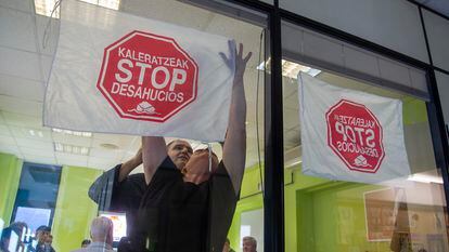 Reunión de la plataforma de Stop Desahucios de Gipuzkoa, el pasado miércoles en San Sebastián.