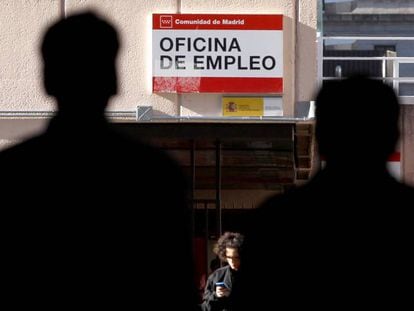 Varias personas, ante una Oficina de Empleo en Madrid. 