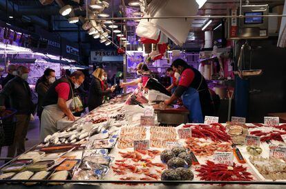 Puesto de pescado y marisco en el Mercado de Maravillas de Madrid, el pasado mes de diciembre.