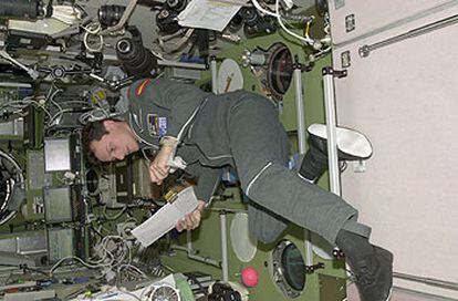 Pedro Duque realiza un experimento a bordo de la Estación Espacial Internacional.