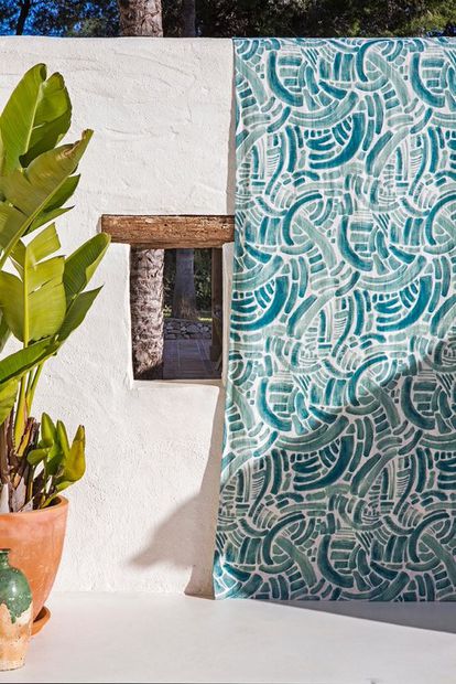 The pattern of this fabric is inspired by the natural pools of the coastal town of Porto Moniz, on the island of Madeira.