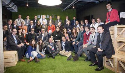 Rodolfo Carpentier (tercero por la izquierda en el suelo) con participantes en el último Digital Assets Deployment.