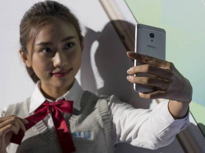 Una mujer se hace un 'selfie' con el nuevo M5s, de Meizu.
