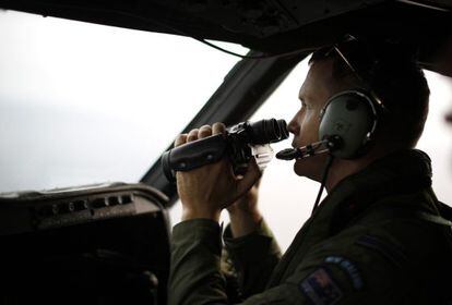 Un piloto de la fuerza a&eacute;rea de Nueva Zelanda busca restos del MH370 desde un Orion. 