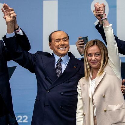 Matteo Salvini, Silvio Berlusconi y Giorgia Meloni, en un acto de campaña en Roma este jueves.