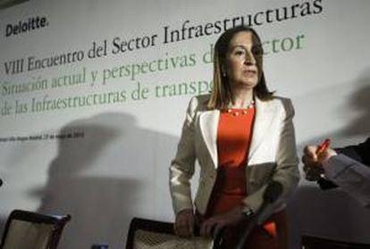 La ministra de Fomento, Ana Pastor, durante la inauguración del VII Encuentro del sector de las infraestructuras que se celebra en un hotel de Madrid.