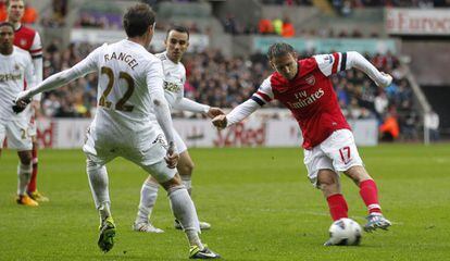 El defensa español del Arsenal Nacho Monreal se dispone a marcar el primer gol de su equipo ante el Swansea. Los 'gunners', quintos, luchan por entrar en la Liga de Campeones.