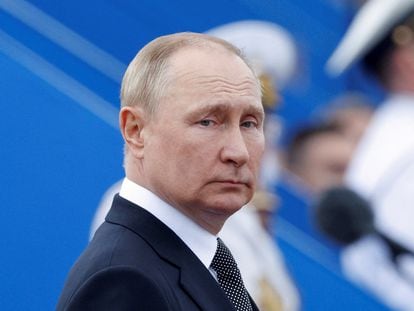El presidente de Rusia, Vladímir Putin, asiste a un desfile con motivo del Día de la Marina en San Petersburgo, Rusia, pasado 31 de julio.