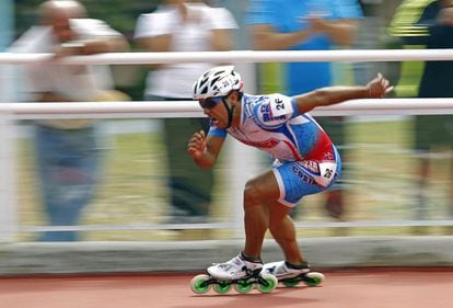 Carlos Montoya de Costa Rica participa en la competición de patinaje 300 metros masculinos en los Juegos de América Central.