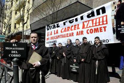 Empleados de la empresa El Monasterio del Cobro, contratados por el SEPLA, se manifiestan ante la sede de la CEOE en Madrid.