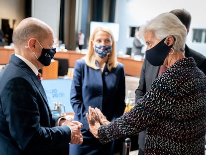 El ministro alemán de Finanzas, Olaf Scholz, charla con Christine Lagarde, presidenta del BCE.