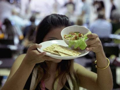 La nicaragüense María Elena posa con su receta de cebiche en la feria Andalucía Sabor en Sevilla.