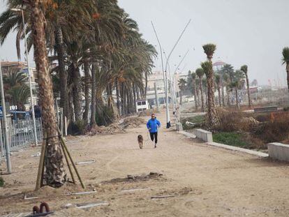 El passeig marítim de Castelldefels, pendent de la reforma que està paralitzada.