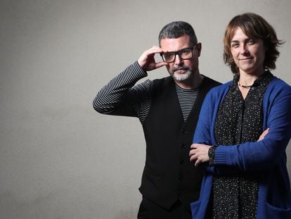 La escritora Sara Mesa y el ilustrador Pablo Amargo, retratados hace dos semanas en Madrid.