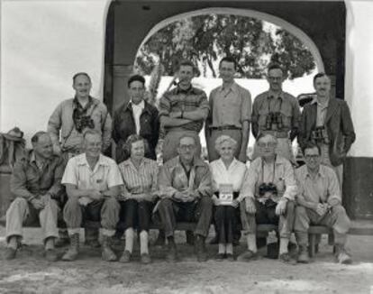 'Doñana expedition' de 1957, en la puerta del palacio de Doñana. Entre ellos, el famoso fotógrafo Eris Hosking, los ornitólogos James Fergusson y Guy Mounfort, y personalidades como Julian Huxley, Max Nicholson y lord y lady Alanbrooke, así como José Antonio Valverde y Mauricio González Gordon.