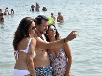 Matteo Salvini se hace un selfi con dos mujeres, este viernes en Milano Marittima (Italia).