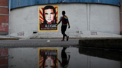 Un hombre pasa frente a un cartel de apoyo al empresario Alex Saab, en Caracas (Venezuela).