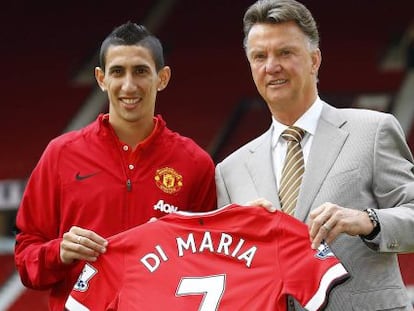 Angel Di Mar&iacute;a posa junto a Van Gaal con su nueva camiseta.