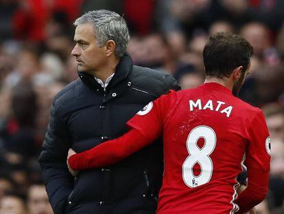 Mourinho saluda a Mata cuando este es sustituido.