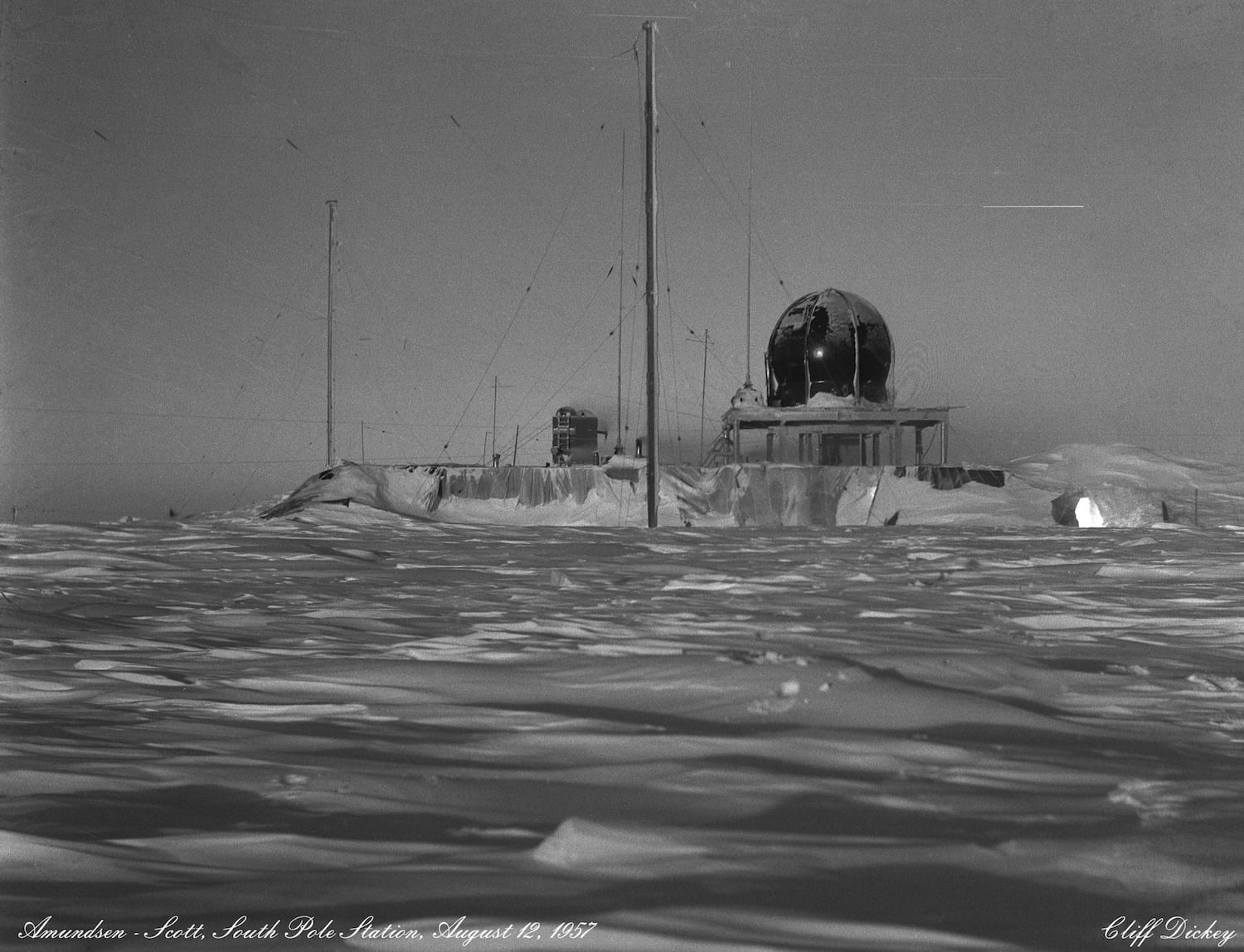 Los registros de temperatura en el Polo Sur se remontan a 1957, fecha en la que está tomada esta imagen de la Estación del Polo Sur Amundsen-Scott, instalada por EE UU unos meses antes.